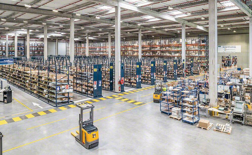 Logistics warehouse zoning diagram - optimized layout with picking, receiving, shipping and storage zones for efficient warehouse management
